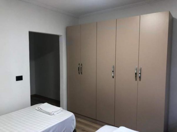 Tirane, jepet me qera garsonier 1+1 Kati 2, 30 m² 300 Euro (Rr Kavajes)