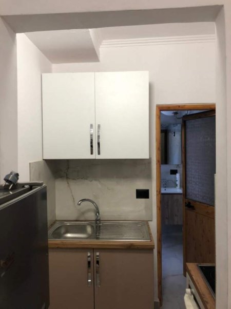 Tirane, jepet me qera garsonier 1+1 Kati 2, 30 m² 300 Euro (Rr Kavajes)