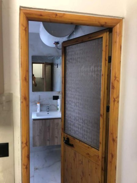 Tirane, jepet me qera garsonier 1+1 Kati 2, 30 m² 300 Euro (Rr Kavajes)
