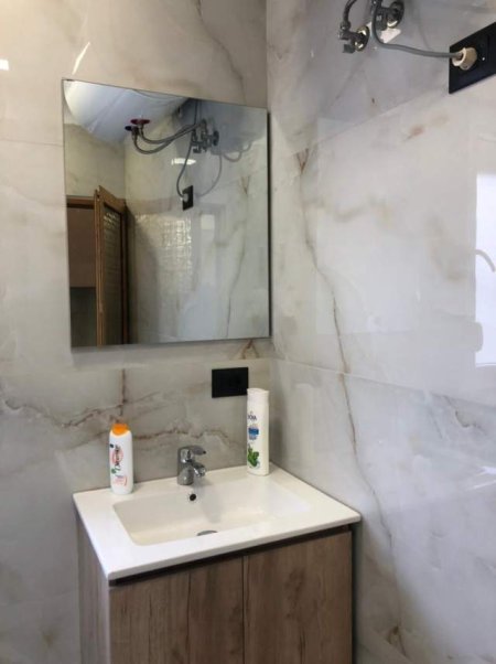 Tirane, jepet me qera garsonier 1+1 Kati 2, 30 m² 300 Euro (Rr Kavajes)
