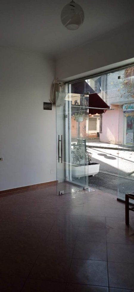 Tirane, jepet me qera dyqan Kati 0, 35 m² 3.500 Leke (Marie Logoreci)