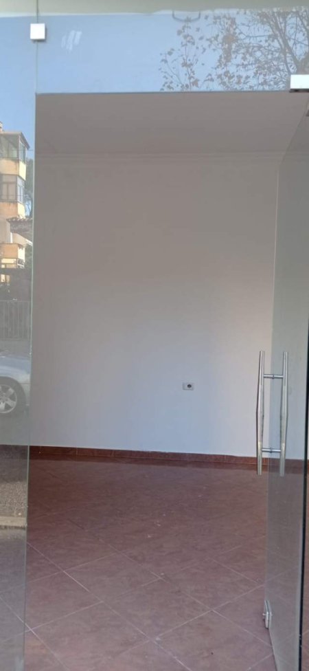 Tirane, jepet me qera dyqan Kati 0, 35 m² 3.500 Leke (Marie Logoreci)