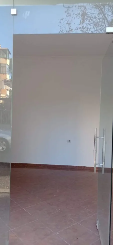 Tirane, jepet me qera dyqan Kati 0, 35 m² 3.500 Leke (Marie Logoreci)