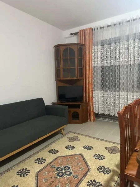 Tirane, jap me qera apartament 2+1+BLK Kati 1, 85 m² 300 Leke (xhamia selite e vjeter)
