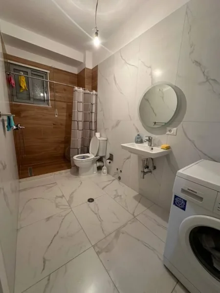 Tirane, jap me qera apartament 2+1+BLK Kati 1, 85 m² 300 Leke (xhamia selite e vjeter)