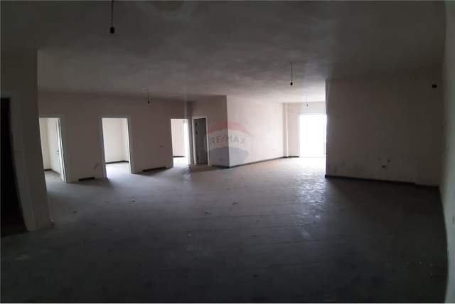 Vlore, shes 3+1+BLK Kati 9, 180 m² 130.000  (Rr Hajredin Haxhiraj)