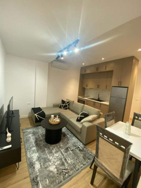 Tirane, jepet me qera apartament 2+1 Kati 3, 75 m² 900 Euro (Rruga Him Kolli)