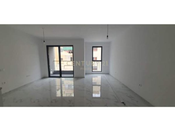 Tirane, jepet me qera ambjent biznesi 93 m² 700 Euro (komuna parisit)