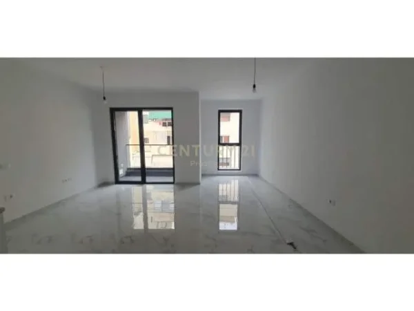 Tirane, jepet me qera ambjent biznesi 93 m² 700 Euro (komuna parisit)