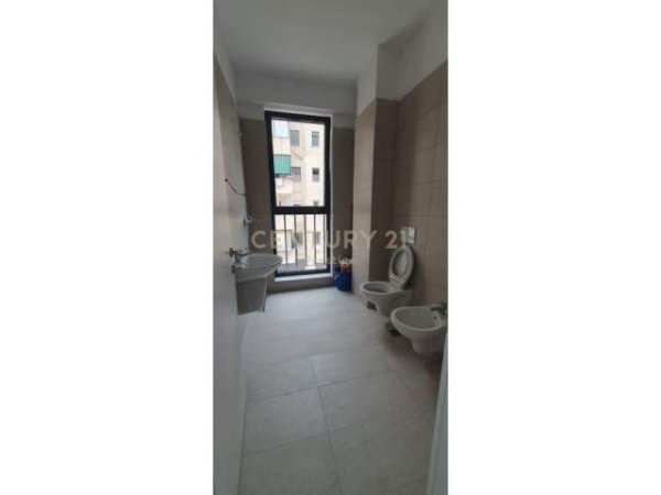 Tirane, jepet me qera ambjent biznesi 93 m² 700 Euro (komuna parisit)