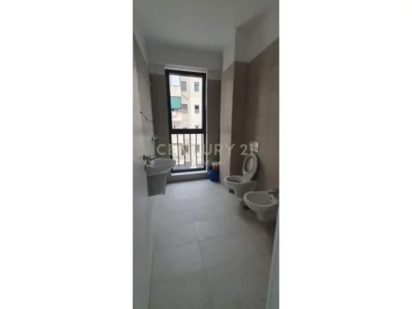 Tirane, jepet me qera ambjent biznesi 93 m² 700 Euro (komuna parisit)