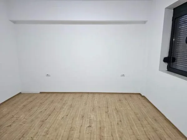 Tirane, jepet me qera zyre Kati 2, 75 m² 800 Euro (Muhamet Gjollesha)