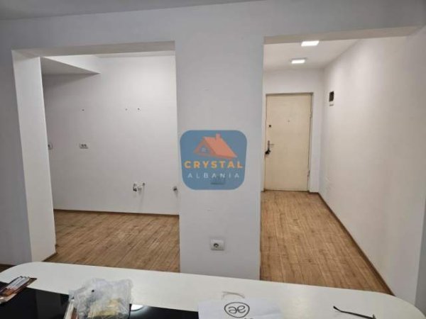 Tirane, jepet me qera ambjent biznesi Kati 2, 85 m² 800 Euro (Rruga Muhamet Gjollesha)