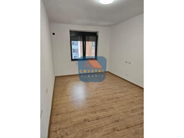 Tirane, jepet me qera ambjent biznesi Kati 2, 85 m² 800 Euro (Rruga Muhamet Gjollesha)