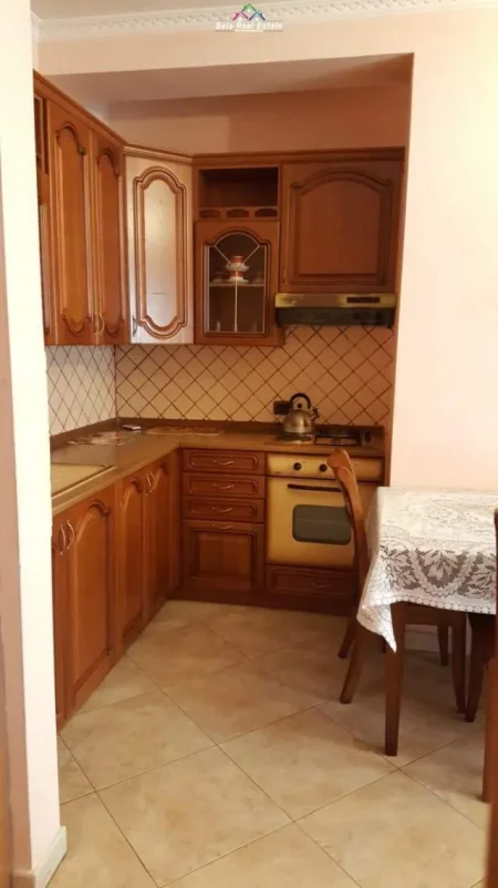Tirane, jepet me qera apartament 1+1+BLK Kati 8, 70 m² 500 Euro (blloku)