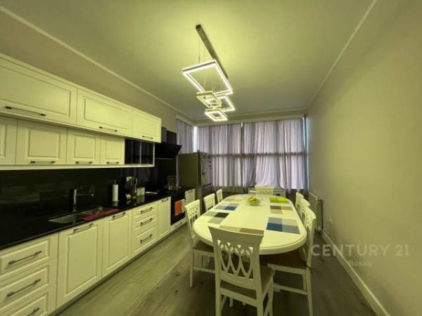 Tirane, shitet Vile 5+1 Kati 3, 500 m² 220.000 Euro (Kamez)