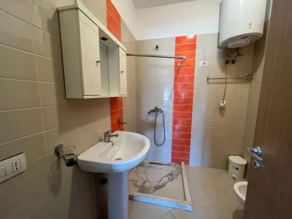 Tirane, jepet me qera apartament Kati 3, 87 m² 700 Euro (rruga e kavajes)