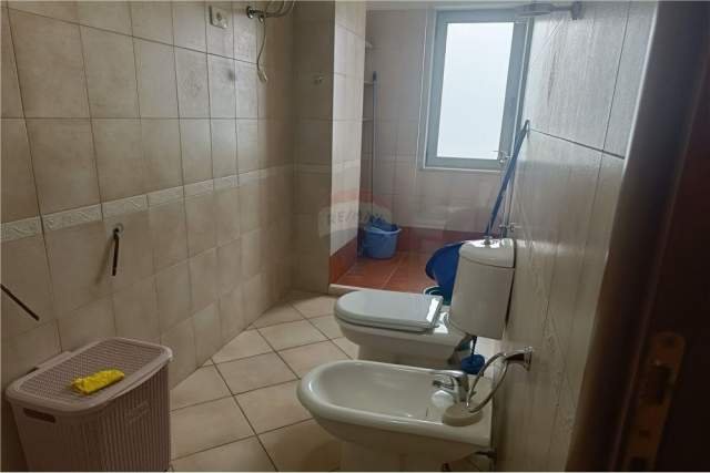 Tirane, jepet me qera apartament 1+1 Kati 9, 65 m² 500 Euro (Selvia)