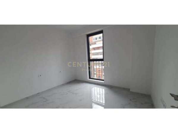 Tirane, jepet me qera ambjent biznesi 93 m² 700 Euro (komuna parisit)