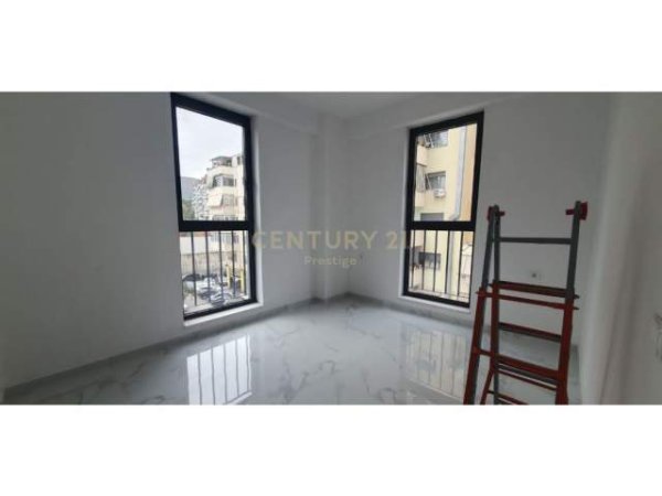 Tirane, jepet me qera ambjent biznesi 93 m² 700 Euro (komuna parisit)