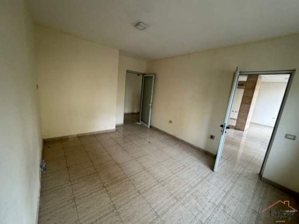 Tirane, jepet me qera ambjent biznesi Kati 2, 100 m² 900 Euro (Komuna e Parisit, Tiranë)