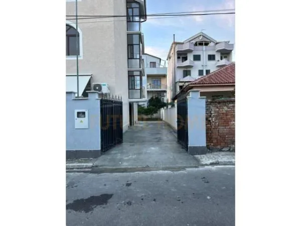 Tirane, jepet me qera ambjent biznesi Kati 0, 572 m² 3.000 Euro (Dhimiter Kamarda)
