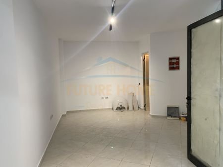 Tirane, jepet me qera ambjent biznesi Kati 0, 21 m² 250 Euro (UNAZA E RE)