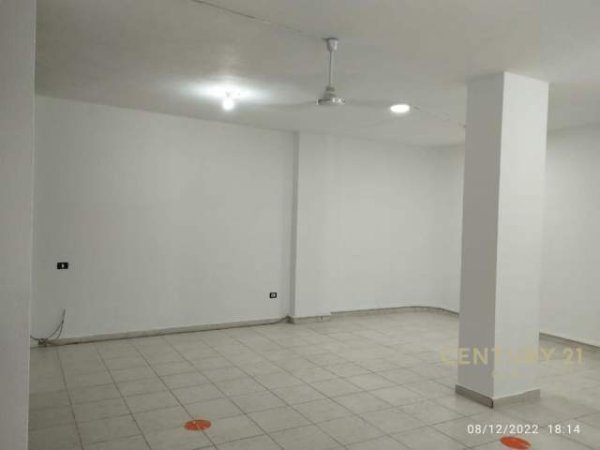 Tirane, jepet me qera ambjent biznesi Kati 0, 58 m² 450 Euro (Vace Zela, prane Globe)