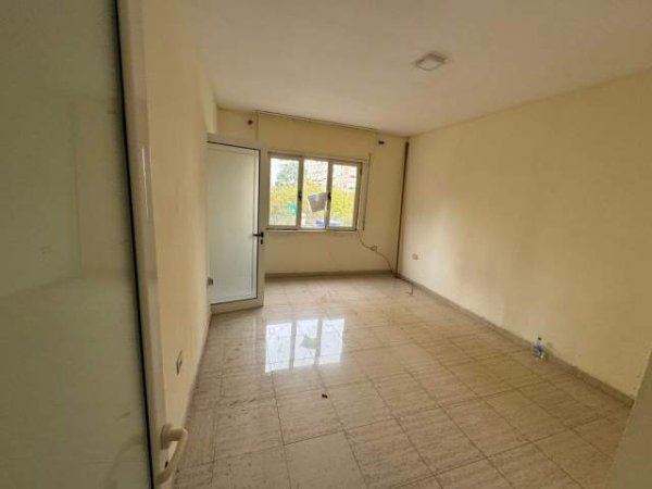 Tirane, jepet me qera ambjent biznesi Kati 1, 100 m² 900 Euro (rruga skender luarasi)