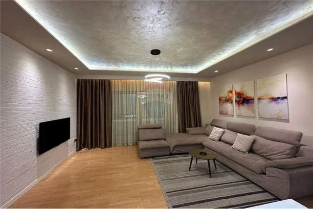 Tirane, jepet me qera apartament 2+1+BLK 200 m² 900 Euro