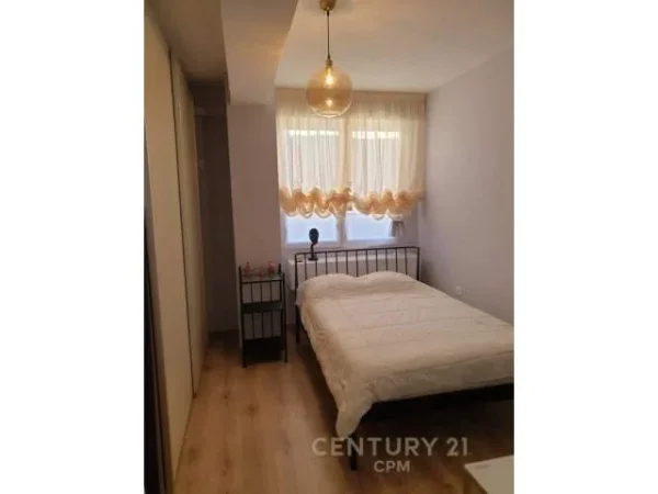 Tirane, jepet me qera apartament 100 m² 700 Euro (komuna parisit)