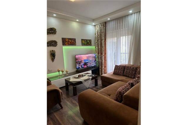 Tirane, jepet me qera apartament 3+1 Kati 1, 90 m² 1.000 Euro (Kompleksi Kontakt)