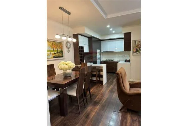 Tirane, jepet me qera apartament 3+1 Kati 1, 90 m² 1.000 Euro (Kompleksi Kontakt)