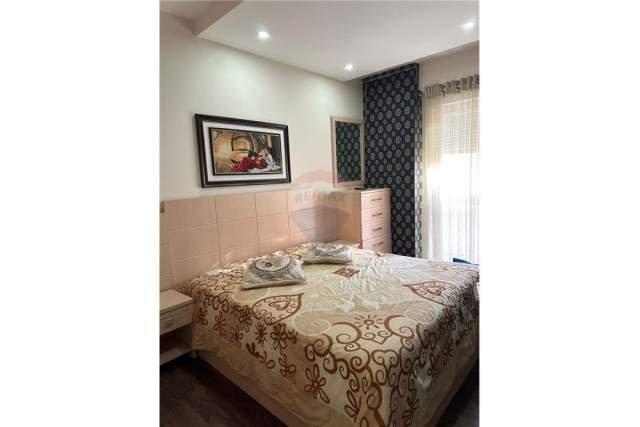Tirane, jepet me qera apartament 3+1 Kati 1, 90 m² 1.000 Euro (Kompleksi Kontakt)