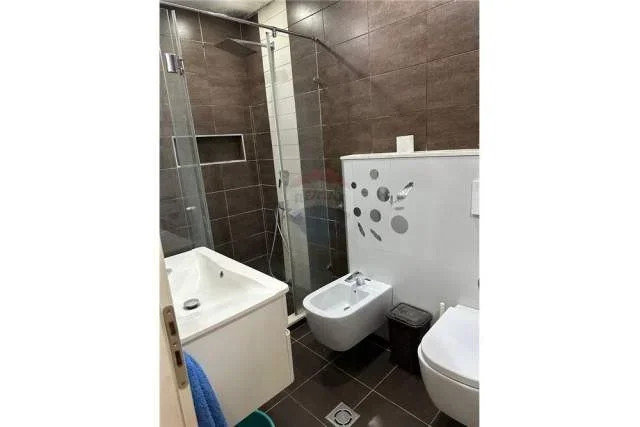 Tirane, jepet me qera apartament 3+1 Kati 1, 90 m² 800 Euro (Kontakt)