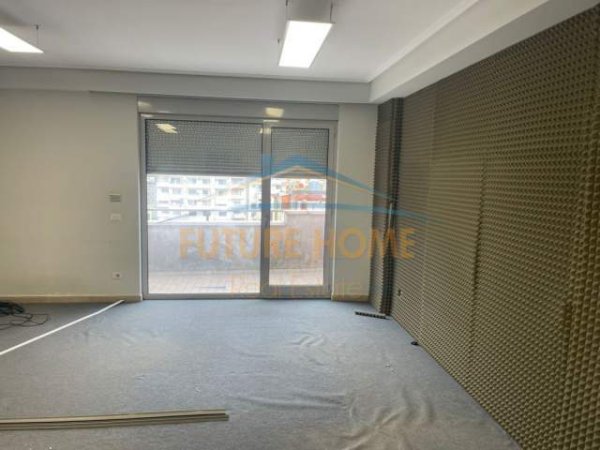 Tirane, jepet me qera zyre Kati 10, 260 m² 3.100 Euro (Blloku)