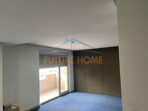 Tirane, jepet me qera zyre Kati 10, 260 m² 3.100 Euro (Blloku)