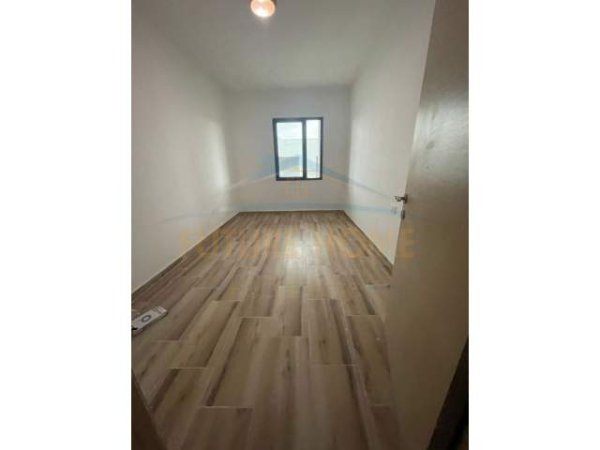 Tirane, jepet me qera apartament 2+1 Kati 3, 100 m² 300 Euro
