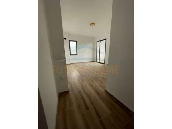 Tirane, jepet me qera apartament 2+1 Kati 3, 100 m² 300 Euro