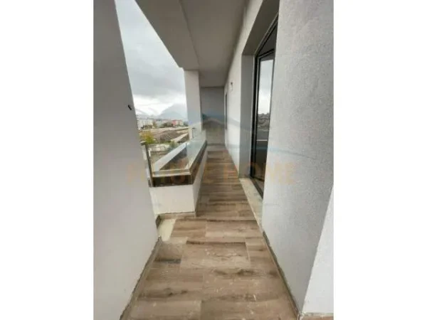 Tirane, jepet me qera apartament 2+1 Kati 3, 100 m² 300 Euro