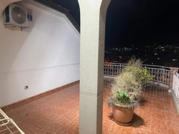 Tirane, jepet me qera apartament Kati 4, 100 m² 27.000 Leke (Shkoze)