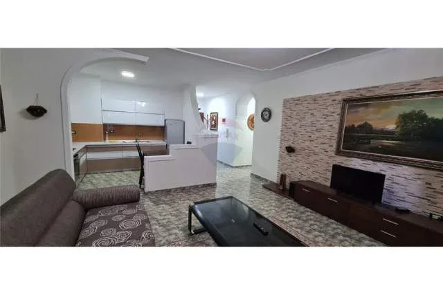 Tirane, jepet me qera apartament 2+1 120 m² 650 Euro