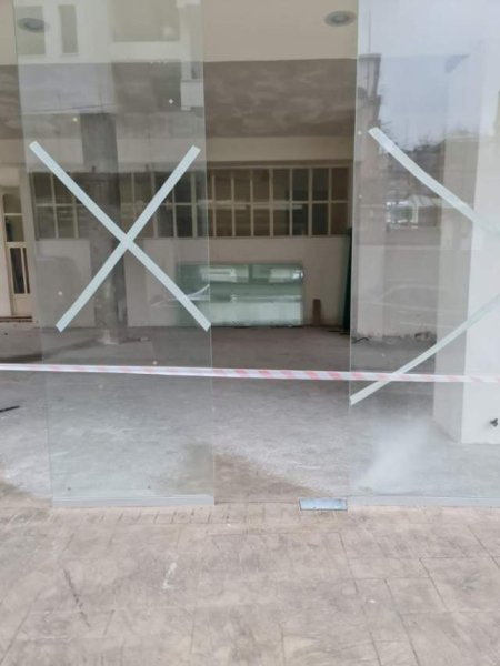 Tirane, Okazion .. shiten dy  dyqane  Kati 0, nga  21 m²  ,  115.000 euro secili