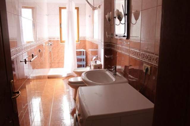 Tirane, jepet me qera apartament 2+1+BLK Kati 2, 130 m² 600 Euro (petro nini luarasi)