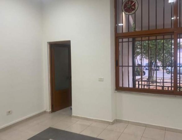 Tirane, jepet me qera ambjent biznesi Kati 0, 65 m² 700 Euro (rruga Petro Nini Luarasi)