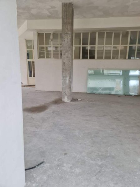 Tirane, Okazion .. shiten dy  dyqane  Kati 0, nga  21 m²  ,  115.000 euro secili