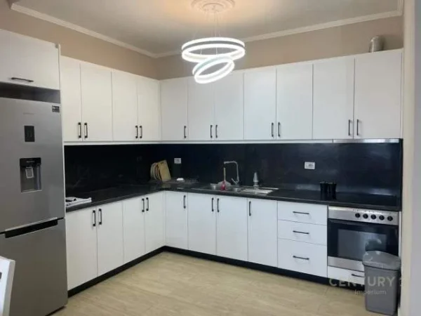 Tirane, jepet me qera apartament 2+1+BLK 104 m² 700 Euro (rruga e kavajes)