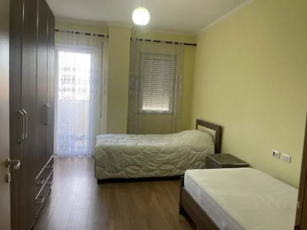 Tirane, jepet me qera apartament 2+1+BLK 104 m² 700 Euro (rruga e kavajes)