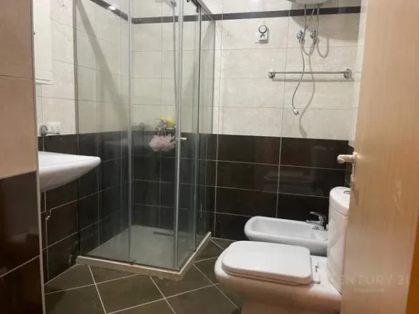 Tirane, jepet me qera apartament 2+1+BLK 104 m² 700 Euro (rruga e kavajes)