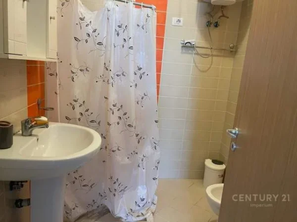 Tirane, jepet me qera apartament 2+1+BLK 104 m² 700 Euro (rruga e kavajes)